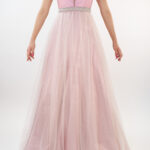 Vestido rosa palo con falda de tul y cinto de pedrería, escote en V