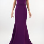 Vestido morado de cuello halter en corte sirena totalmente liso