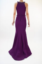 Vestido morado de cuello halter en corte sirena totalmente liso - Image 2