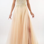 Vestido dorado con falda de tul y pedrería en parte superior