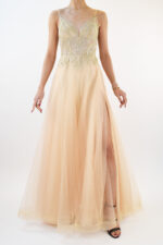 Vestido dorado con falda de tul y pedrería en parte superior