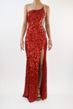 Vestido asimétrico de lentejuela roja con diseño en costado