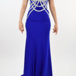 Vestido strapless azul con líneas de pedrería