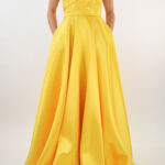 Vestido corte A amarillo con escote a los hombros