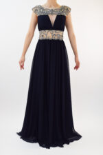 Vestido negro con tirante grueso de pedrería y escote en V