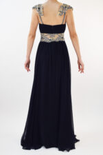 Vestido negro con tirante grueso de pedrería y escote en V - Image 2