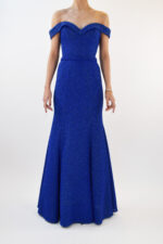 Vestido corte sirena azul rey con escote a los hombros