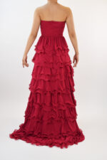Vestido strapless rojo con falda de olanes y prendedor de brillos en costado - Image 2