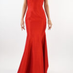 Vestido corte sirena color rojo con escote a los hombros