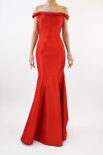 Vestido corte sirena color rojo con escote a los hombros
