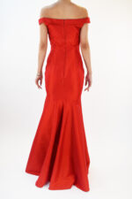 Vestido corte sirena color rojo con escote a los hombros - Image 2
