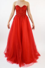 Vestido strapless rojo con falda de tul y encaje bordado