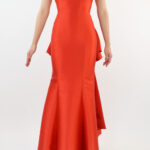 Vestido rojo liso en corte sirena con escarola en parte trasera