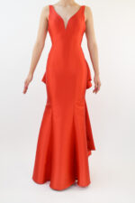 Vestido rojo liso en corte sirena con escarola en parte trasera