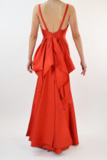 Vestido rojo liso en corte sirena con escarola en parte trasera - Image 2