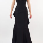 Vestido negro liso en corte sirena con escarola en parte trasera