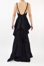 Vestido negro liso en corte sirena con escarola en parte trasera - Image 2