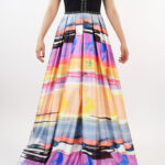 Vestido negro con falda de líneas coloridas en corte A