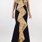 Vestido negro con escarola dorada de encaje en frente