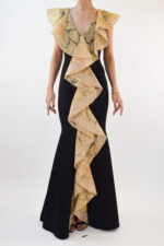 Vestido negro con escarola dorada de encaje en frente