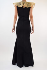 Vestido negro con escarola dorada de encaje en frente - Image 2