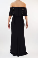 Vestido negro con hombros caídos liso en su totalidad - Image 2