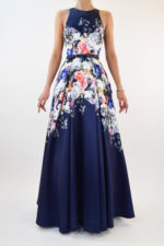 Vestido con flores en parte central en color azul