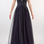 Vestido negro liso con tirante y falda de tul