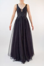 Vestido negro liso con tirante y falda de tul