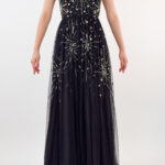 Vestido strapless negro con falda de tul y estrellas en pedrería
