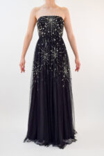 Vestido strapless negro con falda de tul y estrellas en pedrería