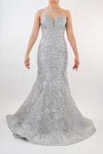 Vestido plateado strapless de lentejuela en diseño