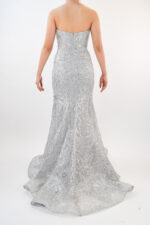Vestido plateado strapless de lentejuela en diseño - Image 2