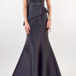 Vestido negro liso con sobre telas irregulares