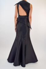 Vestido negro liso con sobre telas irregulares - Image 2