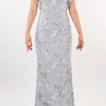 Vestido plata con flores bordadas y sobre tela en busto y mangas