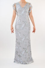 Vestido plata con flores bordadas y sobre tela en busto y mangas