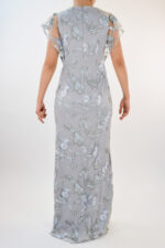 Vestido plata con flores bordadas y sobre tela en busto y mangas - Image 2