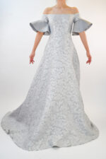Vestido plata con mangas amponas de lentejuela en ondas