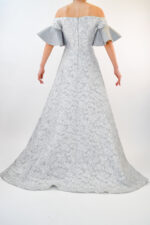 Vestido plata con mangas amponas de lentejuela en ondas - Image 2
