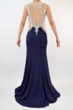 Vestido azul marino con pedrería bordada sobre tela beige - Image 2