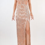 Vestido rose gold de pedrería en su totalidad en corte recto