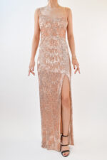 Vestido rose gold de pedrería en su totalidad en corte recto