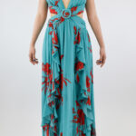 Vestido azul de estampado floral con abertura en costados, olanes en hombros y escote en espalda