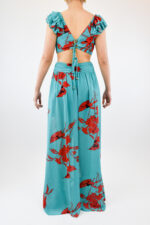 Vestido azul de estampado floral con abertura en costados, olanes en hombros y escote en espalda - Image 2
