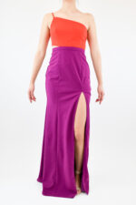 Vestido asimétrico bicolor de corte sirena con abertura en pierna