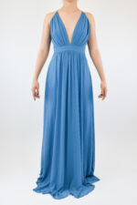 Vestido azul con espalda cruzada y escote en V con tablones en busto