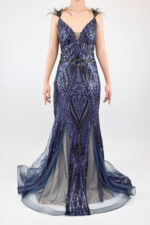 Vestido azul marino con negro de lentejuela con plumas en tirante