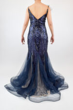 Vestido azul marino con negro de lentejuela con plumas en tirante - Image 2