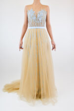 Vestido dorado de tul con flores bordadas en color azul